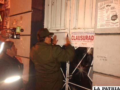 Momento de la clausura de los locales que incumplían las normas respecto a la venta de bebidas alcohólicas
