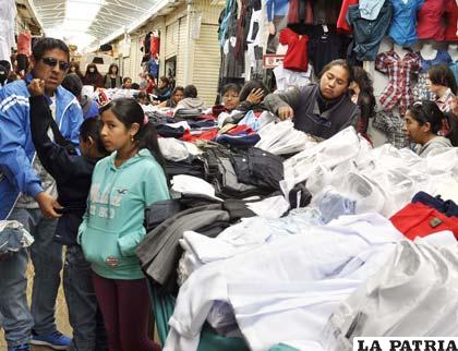 Afluencia de padres de familia a mercados para la compra de uniformes escolares
