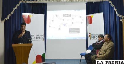 Durante la presentación de la prueba, Ortubé realiza la explicación correspondiente
