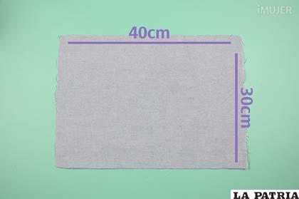 Para comenzar con esta manualidad, recorta un rectángulo de tela de 40x30 centímetros.