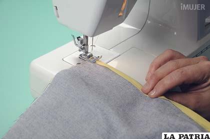 Cose la cinta con una máquina de coser hasta completar el contorno del individual.