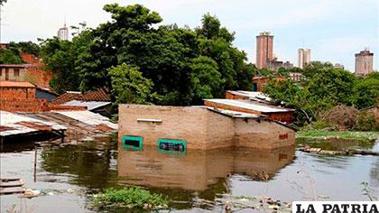 Barrios completamente anegados en Asunción por el desborde del río Paraguay