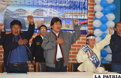 El Presidente Morales (c) junto al gobernador de Oruro, Víctor Hugo Vásquez (i) y la alcaldesa del municipio de Escara (d) Bety Zenteno /ABI