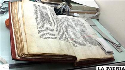 Detalle de un libro, en el laboratorio de restauración y conservación de la Biblioteca Vaticana
