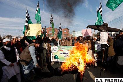 Un grupo de seguidores del partido religioso Rah-e-Haq quema una efigie de Irán, Israel y EE.UU. durante una marcha /laregion.es