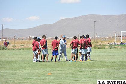 Los jugadores de San José dialogan con el técnico