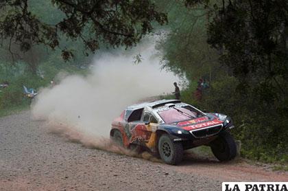 Loeb, con su Peugeot, es líder del Dakar 2016