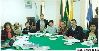 El presidente de la Asociación de Tenis de Mesa de Oruro (de pie) junto a los dirigentes de la Federación Boliviana de Tenis de Mesa