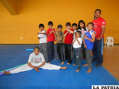 Deportistas de la escuela de taekwondo