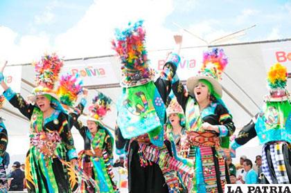 Residentes bolivianos en Salta recibirán a los pilotos bolivianos con la danza del tinku