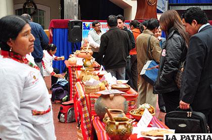 Feria de comida criolla en el hall de la Gobernación