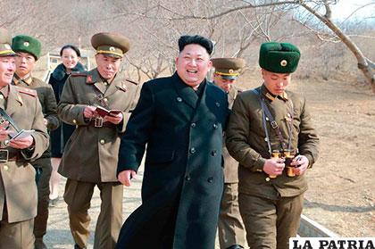 El líder norcoreano Kim Jong-Un junto a militares de ese país /metrolibre.com