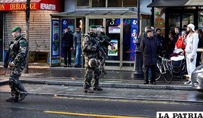 Militares franceses en alerta tras amenaza terrorista en primer aniversario de la masacre en la revista 