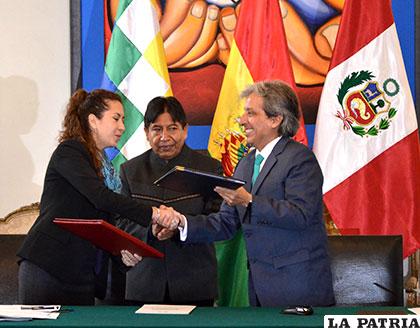 Autoridades bolivianas y peruanas se dan la mano en beneficio del lago Titicaca /ABI