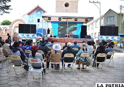 En Salinas, habilitaron una pantalla gigante