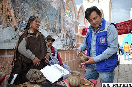 El alcalde de Salinas, Ciro Mamani, observa las artesanías del lugar