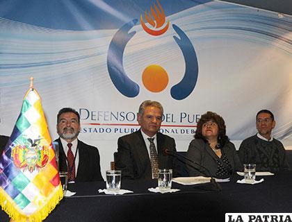 El Defensor del Pueblo, Rolando Villena (centro) preocupado por muertes de soldados /tarijaindustrial.com