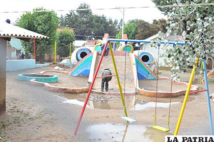 Alcaldía realiza trabajos de revitalización en el parque infantil
