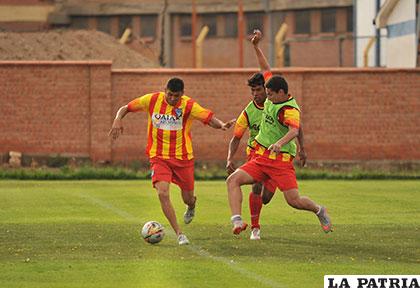 Yasmani Duk domina el balón en el entrenamiento de Sport Boys