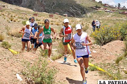 Atletas orureños en plena competencia de Cross Country