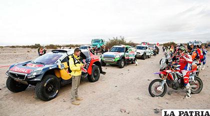 La partida fue diferente, 20 motos y cuadriciclos, luego diez coches y cinco camiones /dakar.com