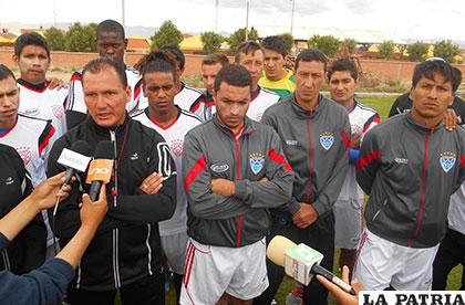 Jugadores y cuerpo técnico brindan su apoyo a Carlos Romero