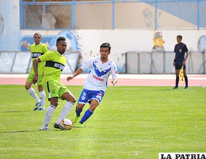 Martins y Prado en la disputa de la pelota