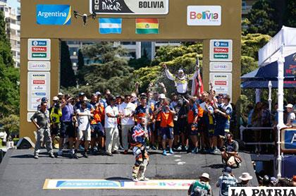 El australiano Toby Price en el podio, ganador en motos