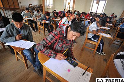 Estudiantes dan sus exámenes para ingresar a la universidad