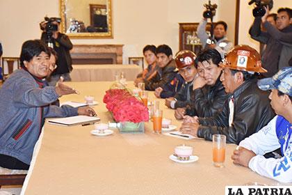 Morales se reunió con representantes de la Empresa Minera Huanuni