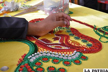 Artesanos alistan trajes para el Carnaval de Oruro