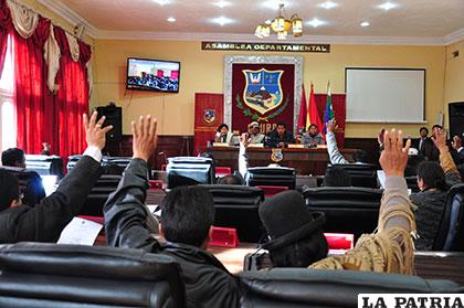 Asambleístas sesionando en el hemiciclo del edificio de la Gobernación
