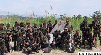 Militares peruanos posan junto a la avioneta destruida /erbol.com.bo