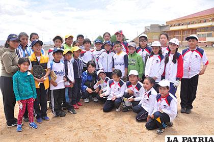 Los niños y niñas que practican el béisbol, junto a la entrenadora japonesa