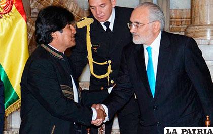 El Jefe de Estado, Evo Morales y el ex presidente Carlos Mesa /correodelsur.com