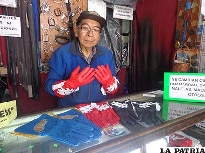 Roberto Sillerico muestra los guantes que confecciona