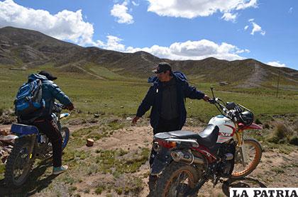 Gente de Colquiri se movilizaba en motocicletas en territorio de Pongo Queñuani