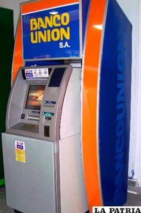 Cajeros en el Banco Unión se ven saturados de usuarios