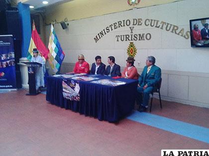 Conferencia de prensa en el Ministerio de Culturas y Turismo