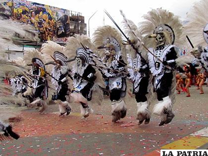 Material sintético reemplaza a plumas de aves en el Carnaval de Oruro
