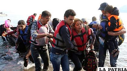 Inmigrantes siendo rescatados por la guardia costera