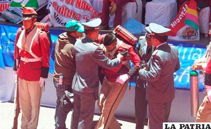 Un soldado no resistió el largo discurso de Evo Morales