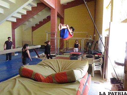 Durante el entrenamiento de los gimnastas orureños