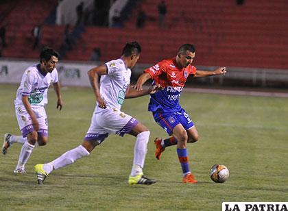 Jorge Enrique Flores avanza con balón dominado