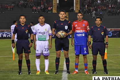 Gery Vargas dirigió el cotejo, junto a los capitanes Eduardo Ortiz y Martín Palavicini