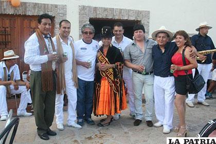 Residentes bolivianos que aprecian el ritmo de la Boliband