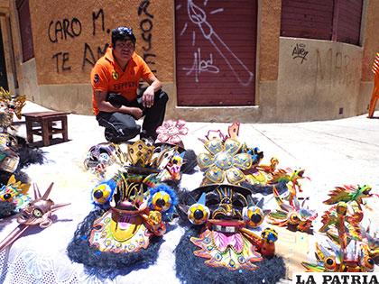 Reynaldo Quispe Ajuacho, junto a las caretas que elabora