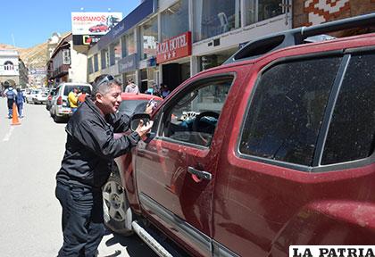 Pabón conversa con un conductor que no tiene SOAT