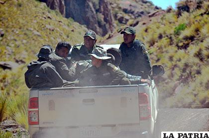 Efectivos policiales, atemorizados dejan el lugar de conflicto