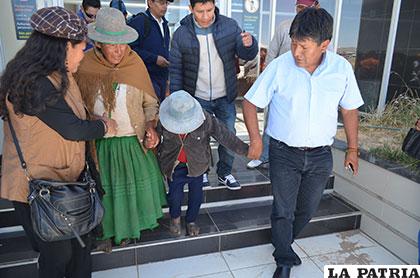 Gobernador Vásquez trasladó a la madre e hijo encontrados al Hospital General